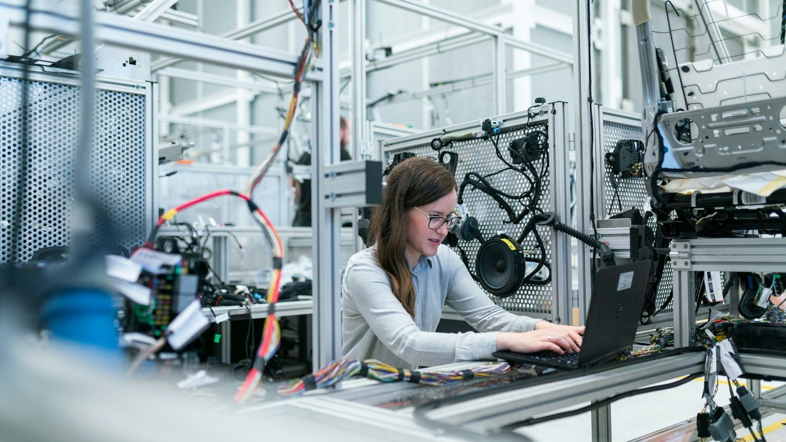 Fotografía editorial de manufacturing worker on a factory floor, illustrating industrial activity