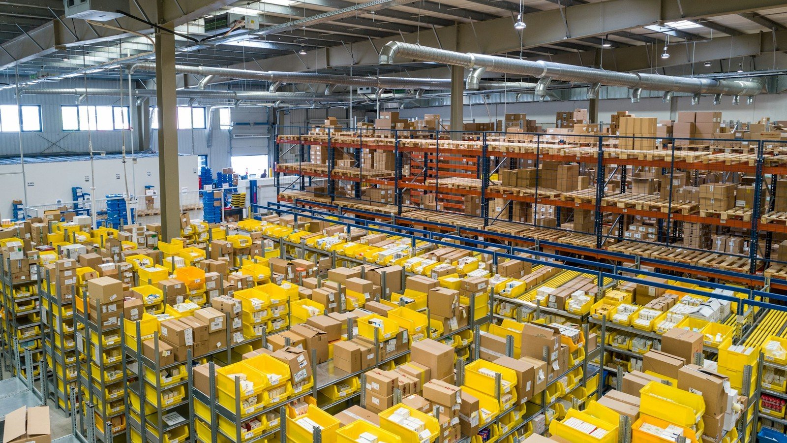 Fotografía editorial de ups distribution center with parcels and conveyor logistics